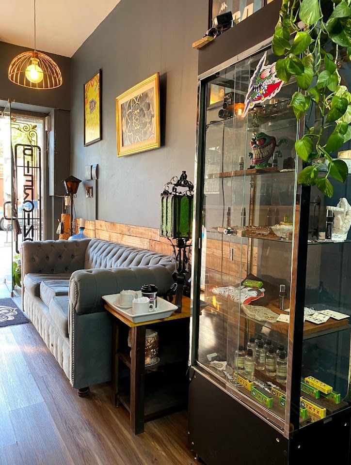 Interior de Nuestra Vida Tattoo Studio en Flores