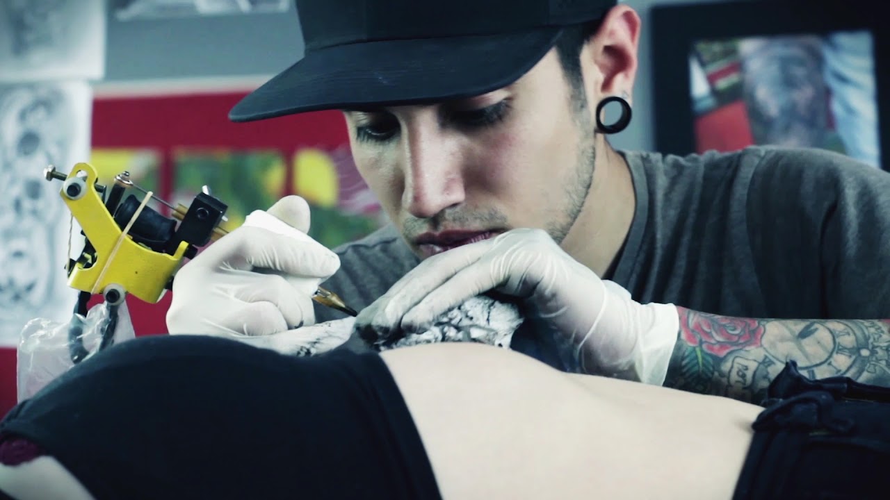 Tatuador trabajando en Nuestra Vida Tattoo Studio