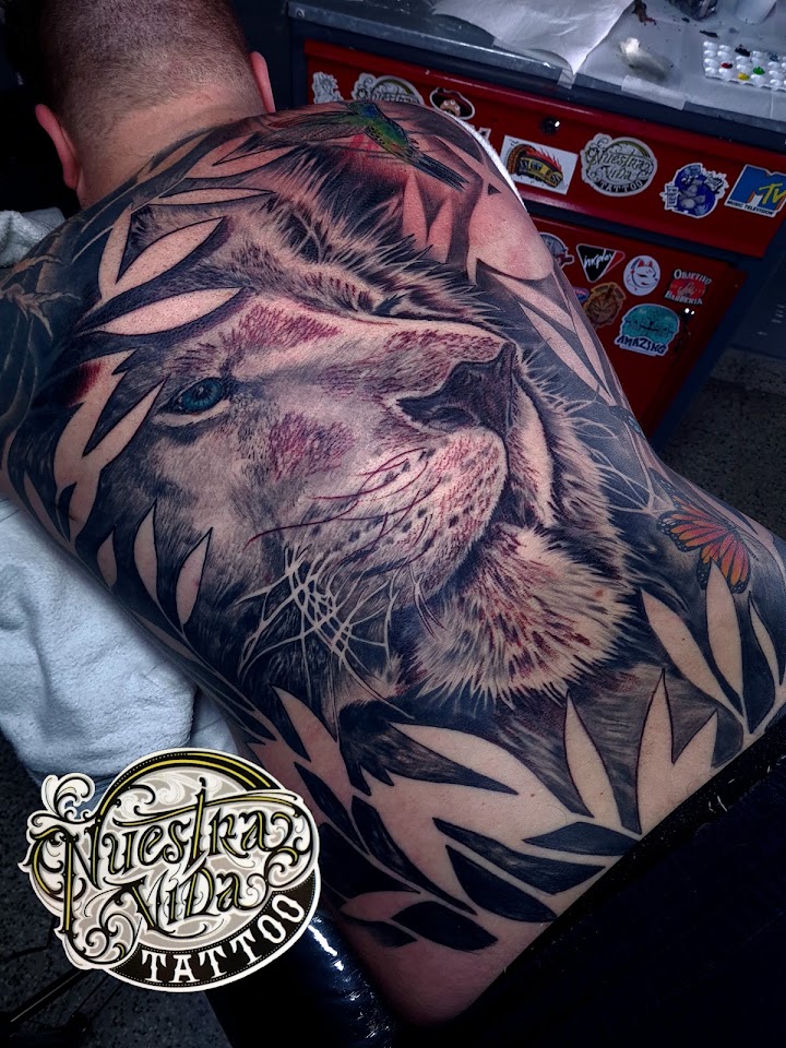 Tatuaje de león realizado en Nuestra Vida Tattoo Studio