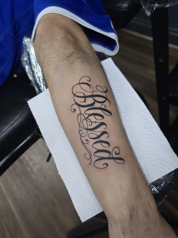 Tatuaje de lettering realizado en Nuestra Vida Tattoo Studio